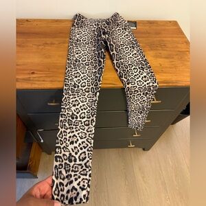 Onzie Monochrome Leopard Print Leggings/Tights